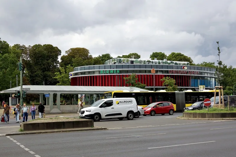 Außenansicht des Casino Ellipse Spandau am Tag