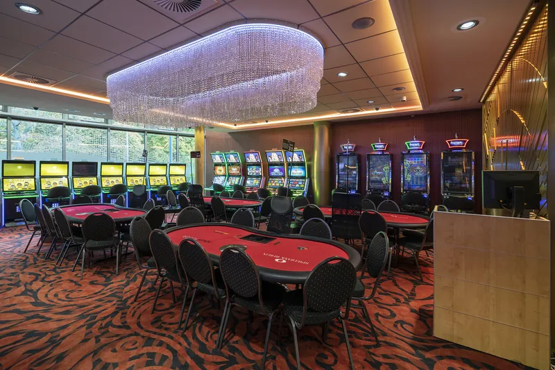 Casino Ellipse Spandau mit Spieltischen und Automaten