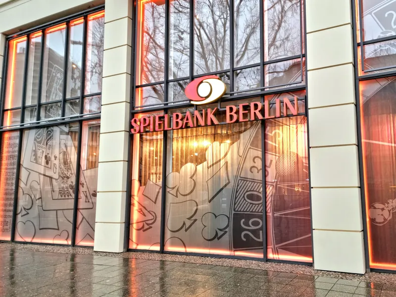 Außenfassade des Casino am Ku'damm bei Regen