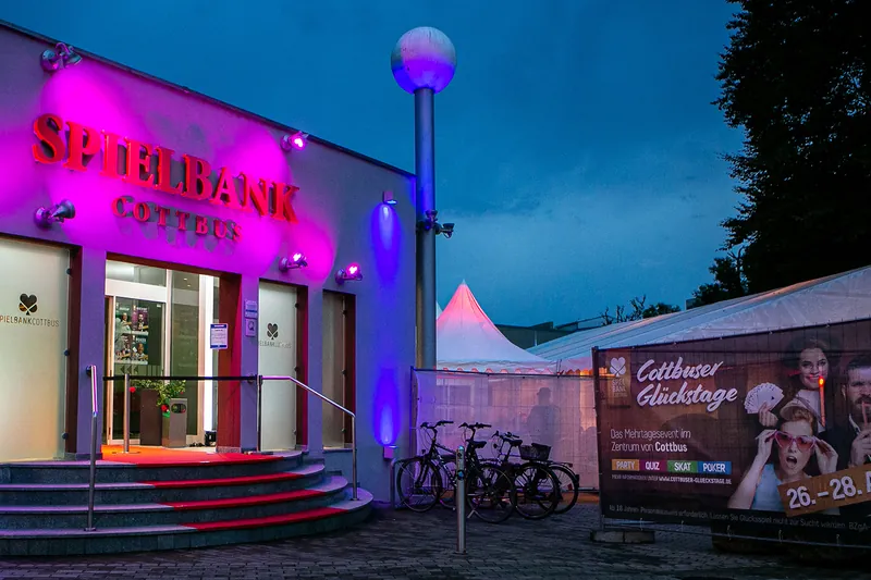 Beleuchtete Spielbank Cottbus am Abend