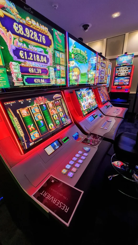 Bunte Spielautomaten in der Spielbank Cottbus