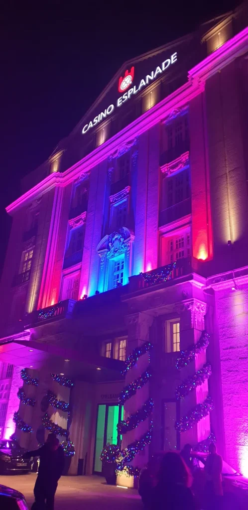 Casino Esplanade bei Nacht mit pinker Beleuchtung