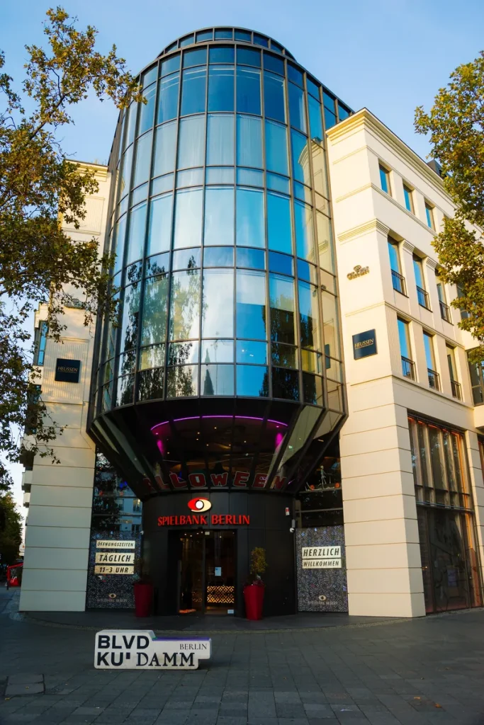 Casino am Ku'damm mit Glasfassade bei Tageslicht