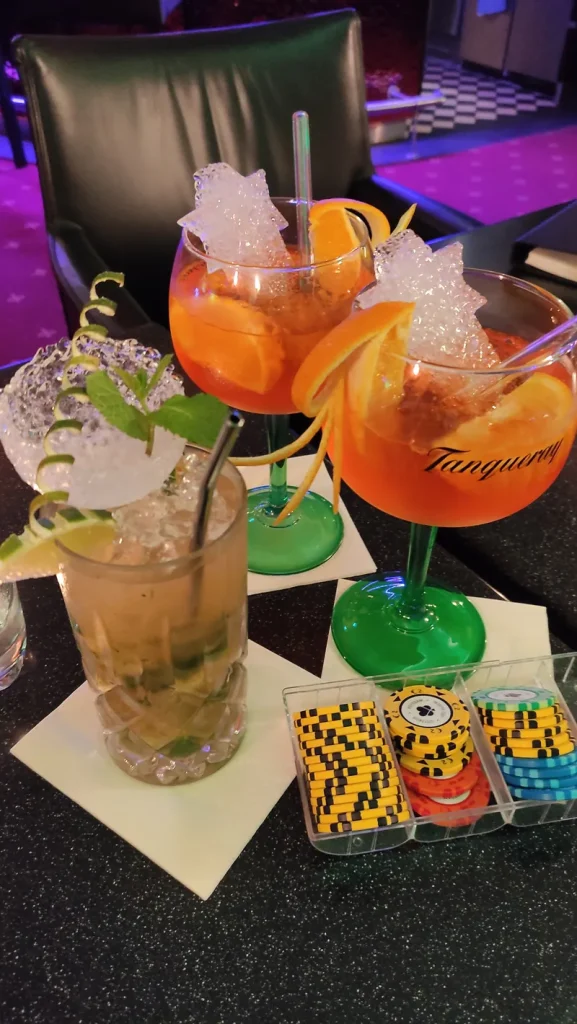Cocktails und Spielchips in der Spielbank Potsdam