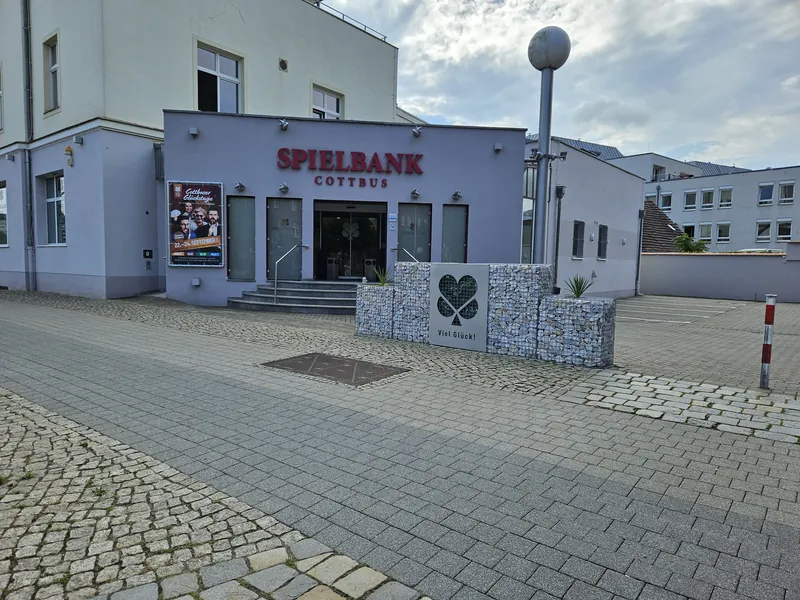 Eingang der Spielbank Cottbus bei Tageslicht