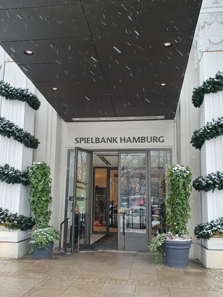 Eingang der Spielbank Hamburg im Schneefall
