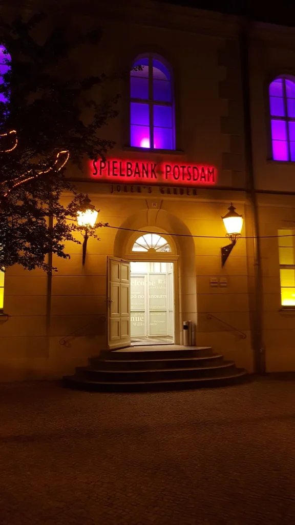 Eingang der Spielbank Potsdam bei Nacht