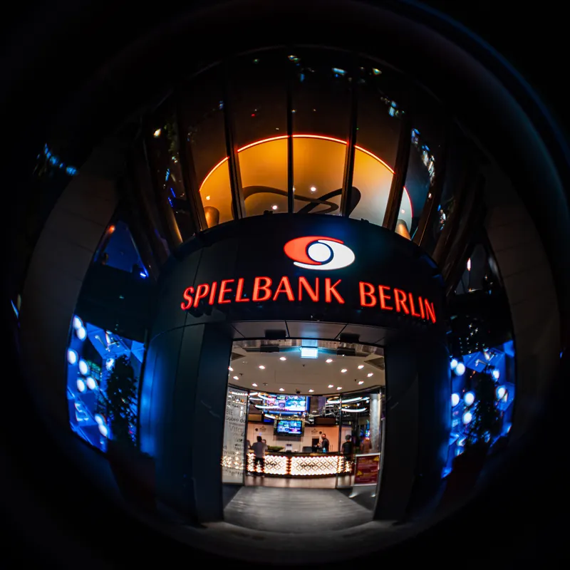 Eingang des Casino am Ku'damm mit rotem Schriftzug