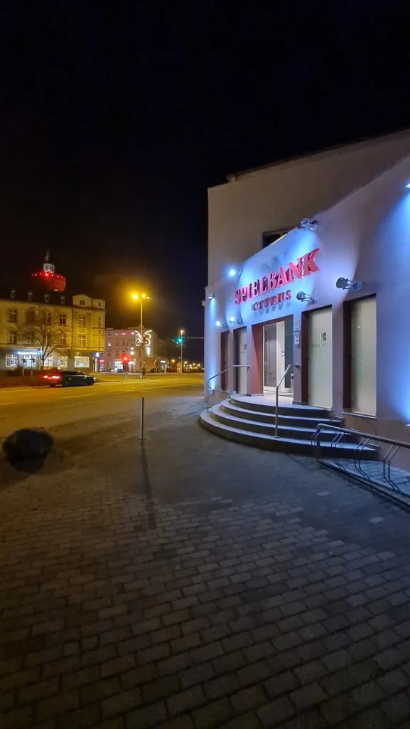 Spielbank Cottbus bei Nacht von außen