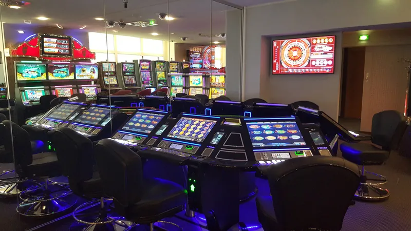 Spielbank Cottbus mit modernen Spielautomaten im Innenbereich
