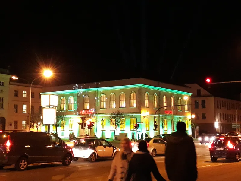 Spielbank Potsdam bei Nacht mit grüner Beleuchtung