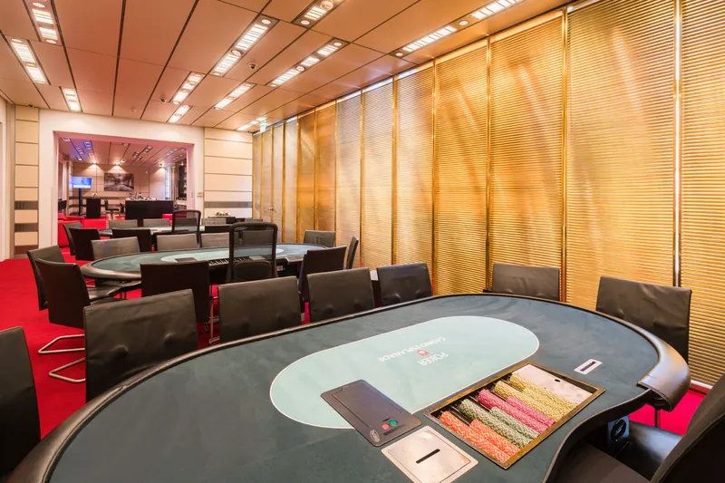 Spielsaal im Casino Esplanade mit Kartentischen