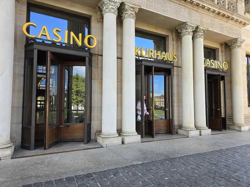 Außenansicht des Kurhaus Wiesbaden bei Tag mit dem „Casino“-Schriftzug über dem Haupteingang