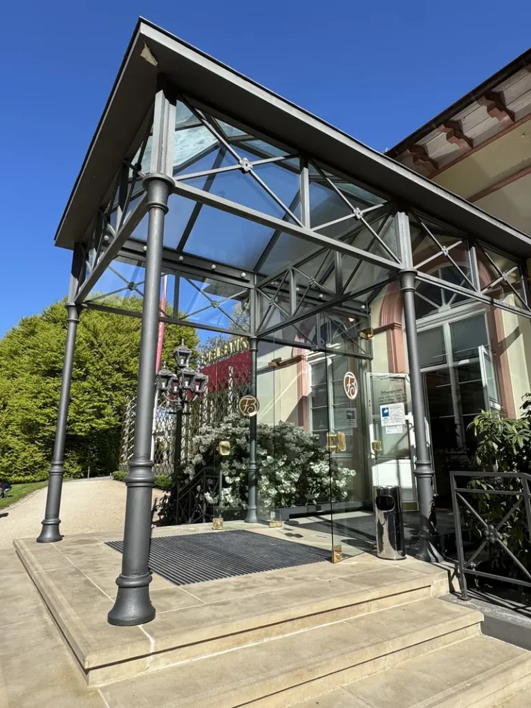 Gläserner Eingangsbereich der Spielbank Bad Homburg bei Tageslicht