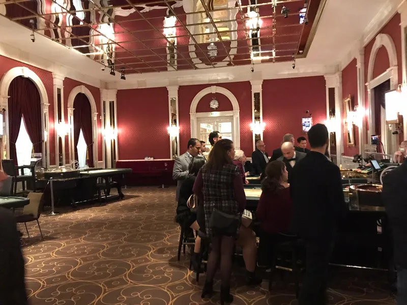 Innenansicht des klassischen Spielsaals der Spielbank Bad Homburg mit Roulette-Tischen