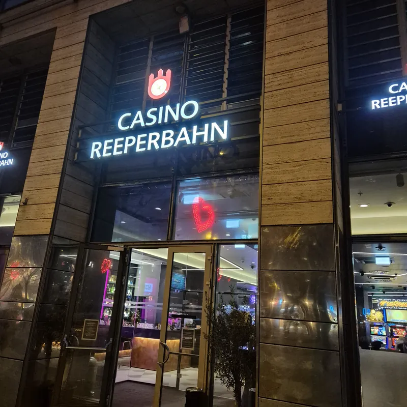 Leuchtschild des Casino Reeperbahn bei Nacht
