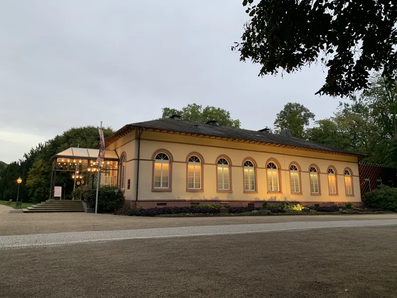 Spielbank Bad Homburg Außenansicht bei Dämmerung mit Beleuchtung