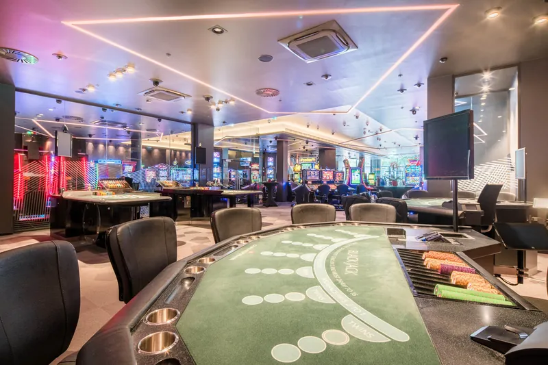 Spieltische und Automaten im Casino Reeperbahn
