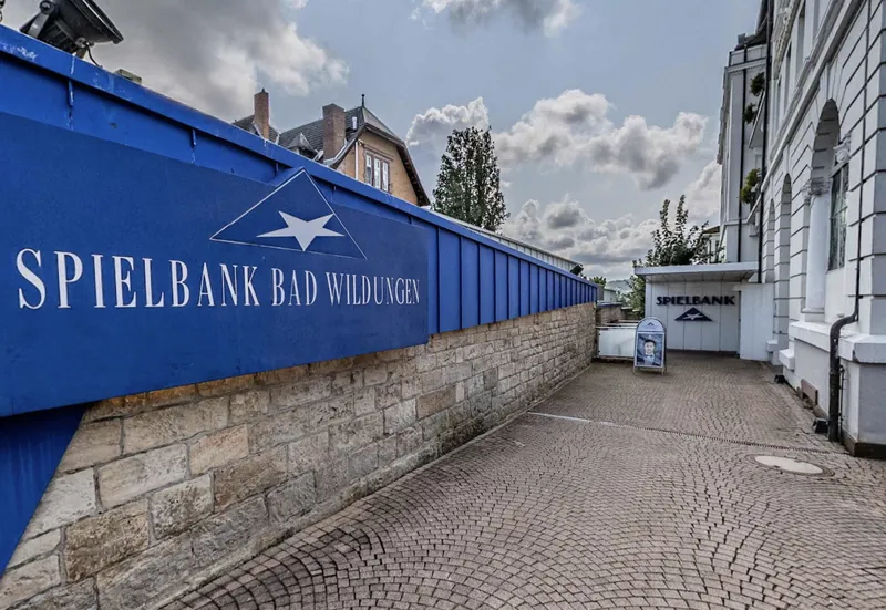 Außenansicht der Spielbank Bad Wildungen mit großer blauer Werbewand