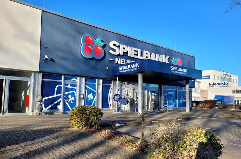 Außenansicht der Spielbank Neubrandenburg bei Tag