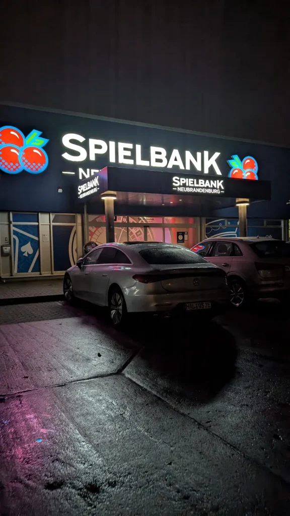 Beleuchtete Fassade der Spielbank Neubrandenburg bei Nacht