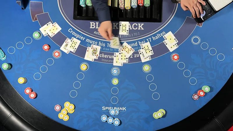 Blackjack-Tisch mit Spielkarten und Chips in der Spielbank Rostock