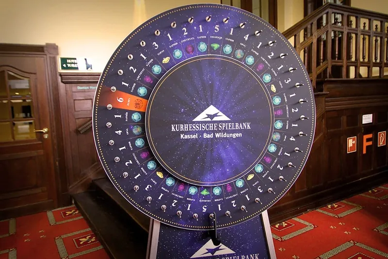 Das Glücksrad der Spielbank Bad Wildungen in einem stilvollen Innenraum
