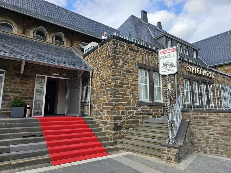 Eingang der Spielbank Bad Neuenahr mit rotem Teppich Spielbank