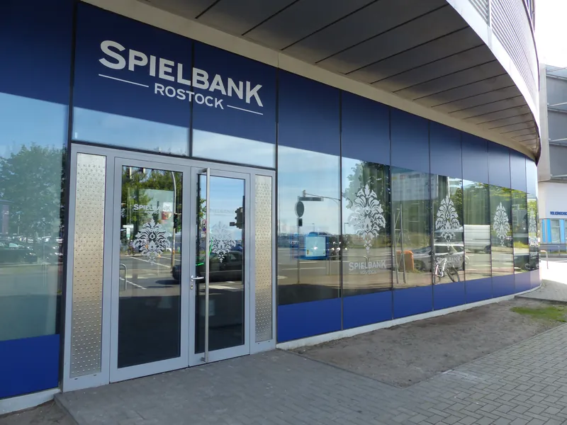 Eingangsbereich der Spielbank Rostock mit blauer Glasfassade