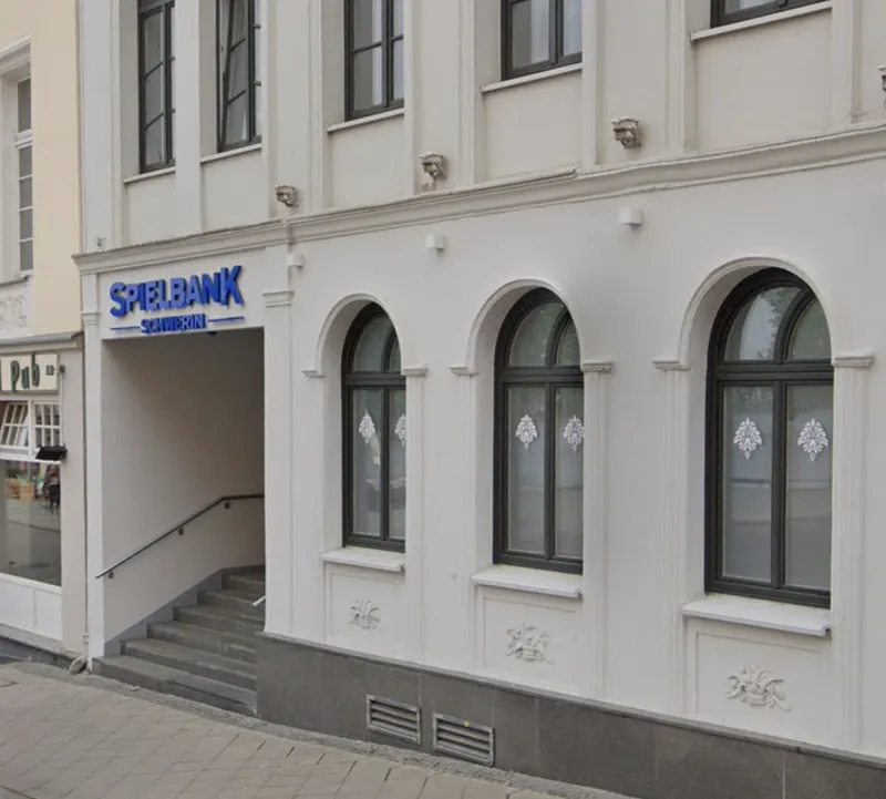 Fassade und Treppenaufgang der Spielbank Schwerin