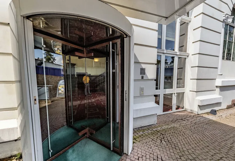 Gläserne Drehtür am Haupteingang der Spielbank Bad Wildungen