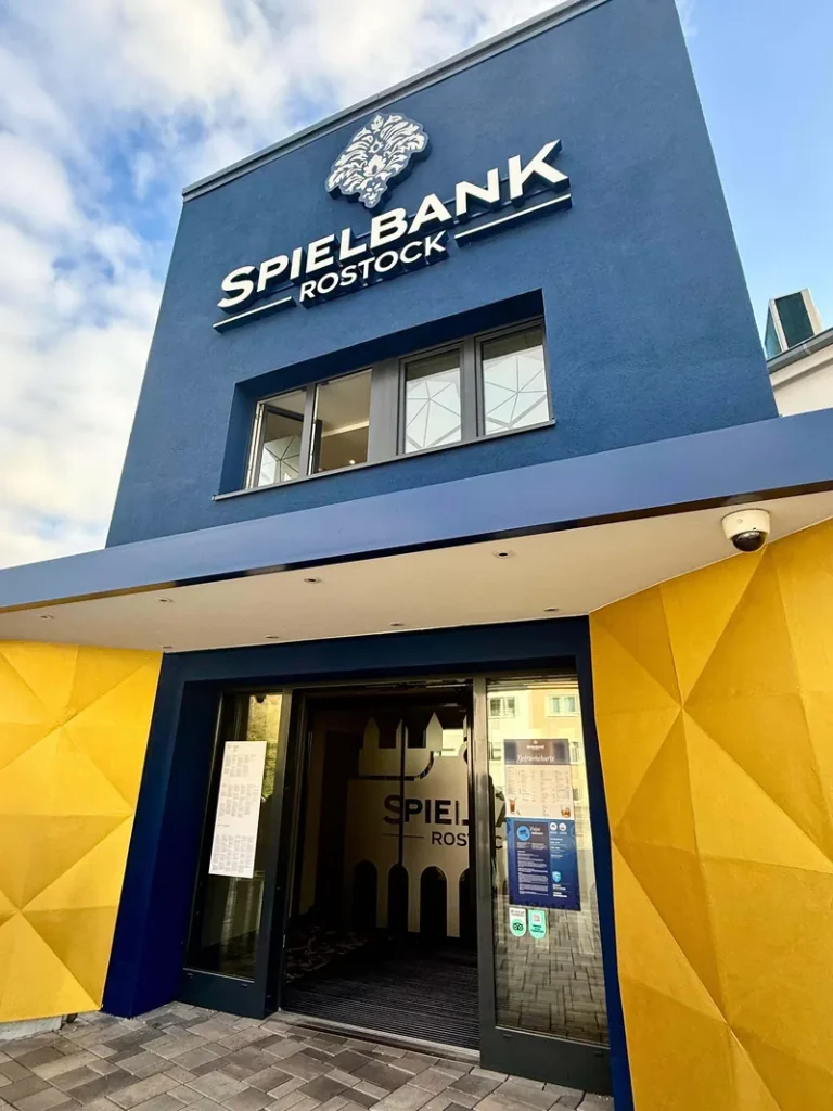 Haupteingang der Spielbank Rostock mit gelber Wandgestaltung