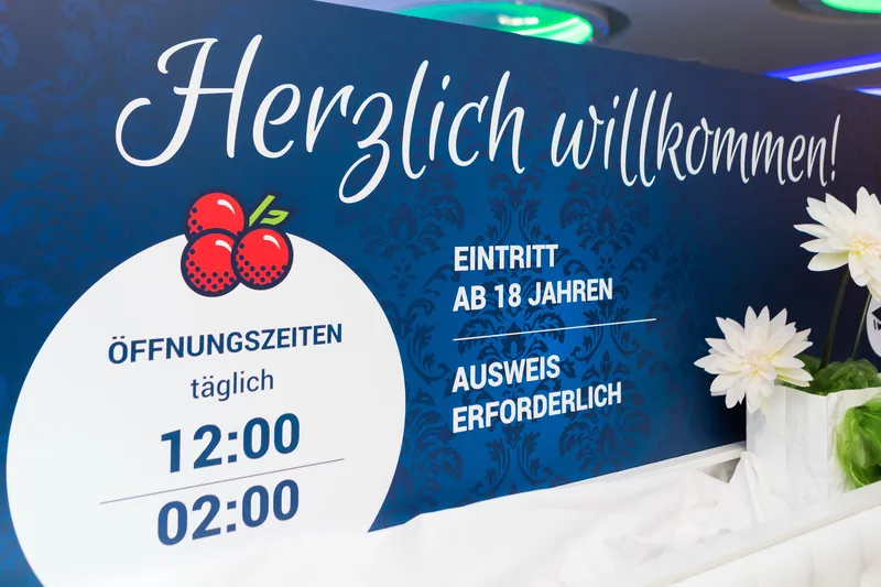 Hinweisschild mit Öffnungszeiten der Spielbank Stralsund
