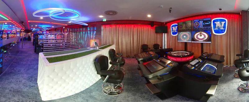 Innenraum der Spielbank Neubrandenburg mit Bar und Terminals