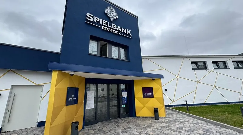 Moderne Außenansicht des Eingangs der Spielbank Rostock