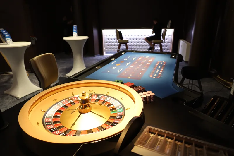 Roulette-Kessel und Bar-Atmosphäre in der Spielbank Rostock