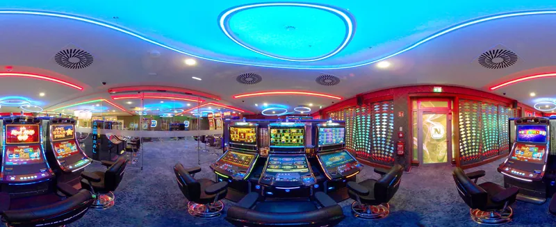 Spielsaal der Spielbank Neubrandenburg mit modernen Slot-Maschinen