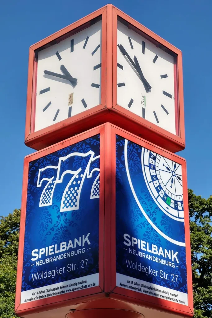 Werbesäule der Spielbank Neubrandenburg an der Woldegker Straße