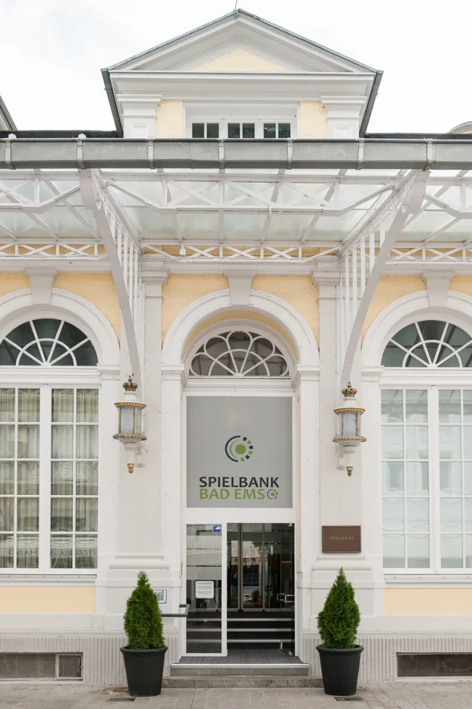 Außenansicht der Spielbank Bad Ems mit Kurgarten