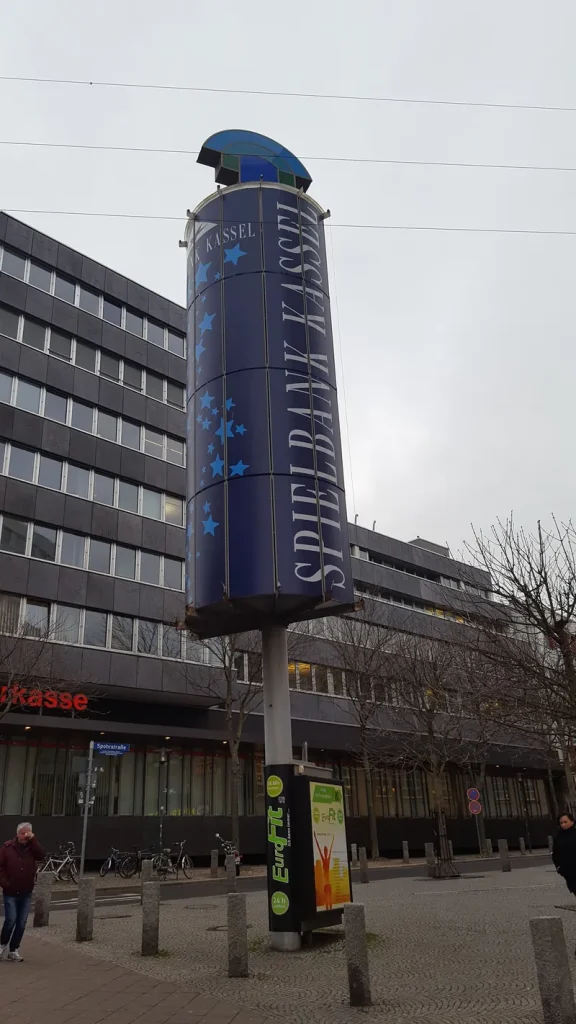 Außenansicht mit Werbesäule der Spielbank Kassel Kurfürsten Galerie