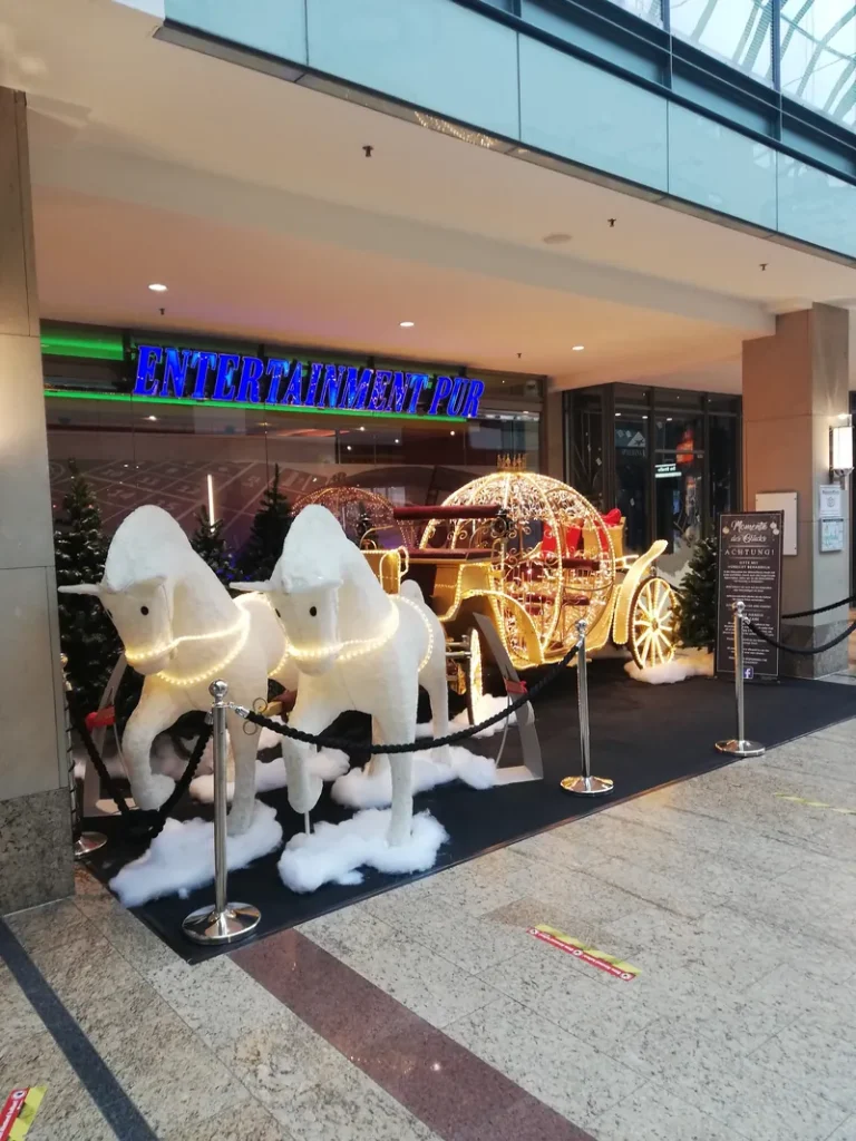 Dekorative Leuchtkutsche im Foyer der Spielbank Kassel Kurfürsten Galerie