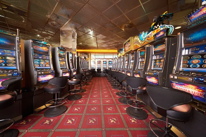 Der weitläufige Automatensaal der Spielbank Kassel Kurfürsten Galerie