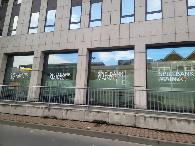 Fassade mit Fensterfront und Logos der Spielbank Mainz