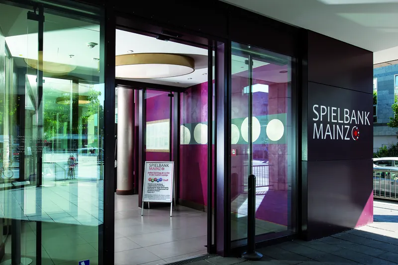 Haupteingang der Spielbank Mainz mit moderner Glasfront