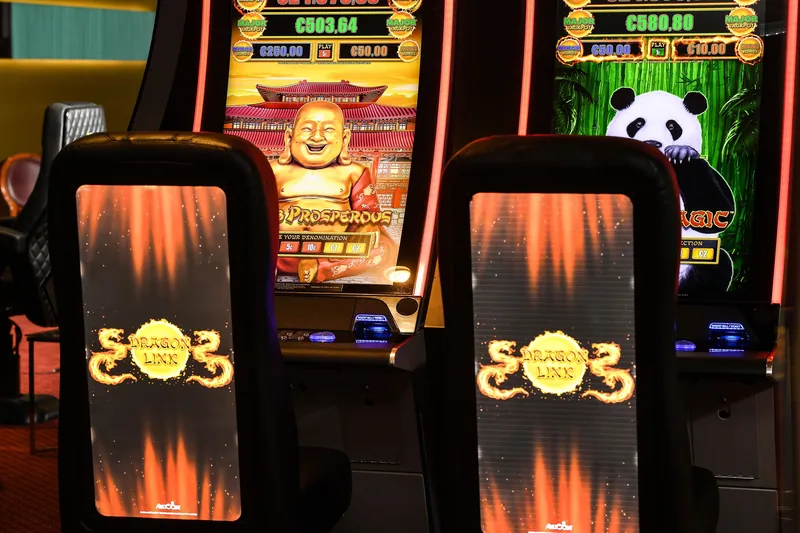 Nahaufnahme von Dragon Link Spielautomaten in der Spielbank Mainz