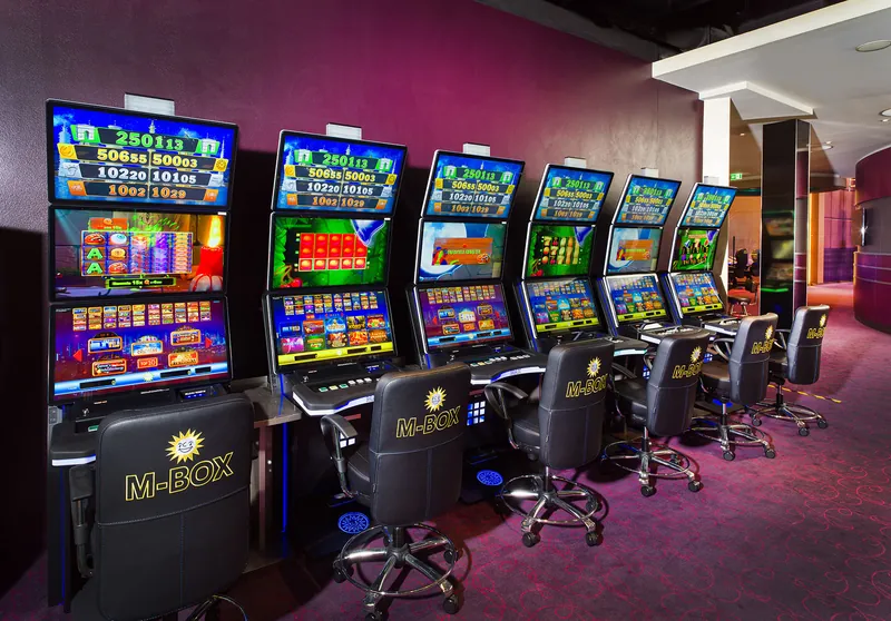 Reihe von M-Box Spielautomaten im Innenbereich der Spielbank Mainz