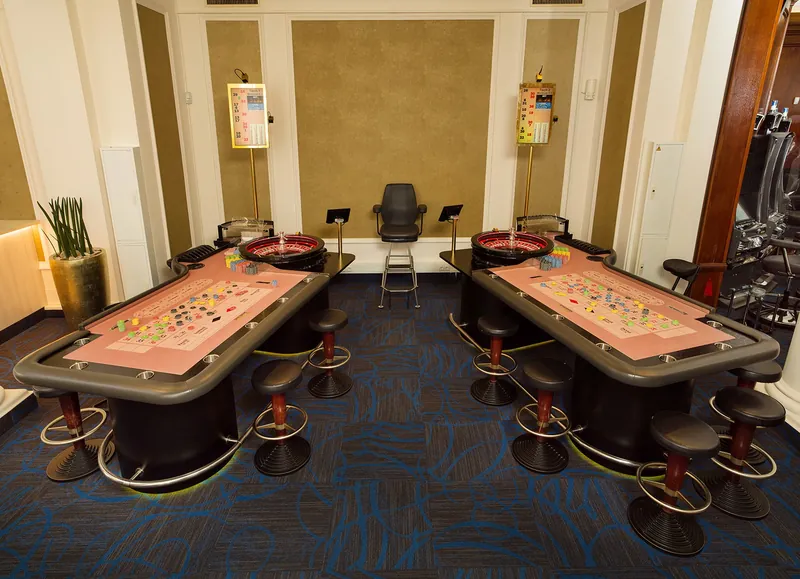 Roulette-Tische im Innenbereich der Spielbank Bad Ems