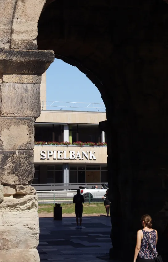 Außenansicht der Spielbank Trier am Tag