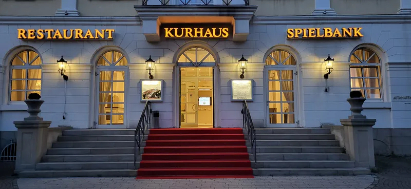Beleuchteter Haupteingang der Spielbank Bad Dürkheim bei Nacht