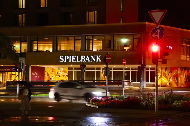Blick auf das Gebäude der Spielbank Trier durch die Porta Nigra